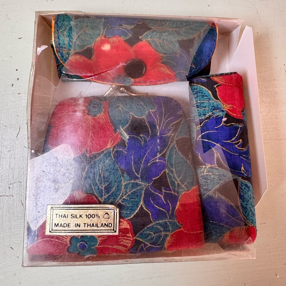 Vintage Silk Set with Kiss-lock coin purse, Lipstick Holder and Key Holder - Picture 8 of 8